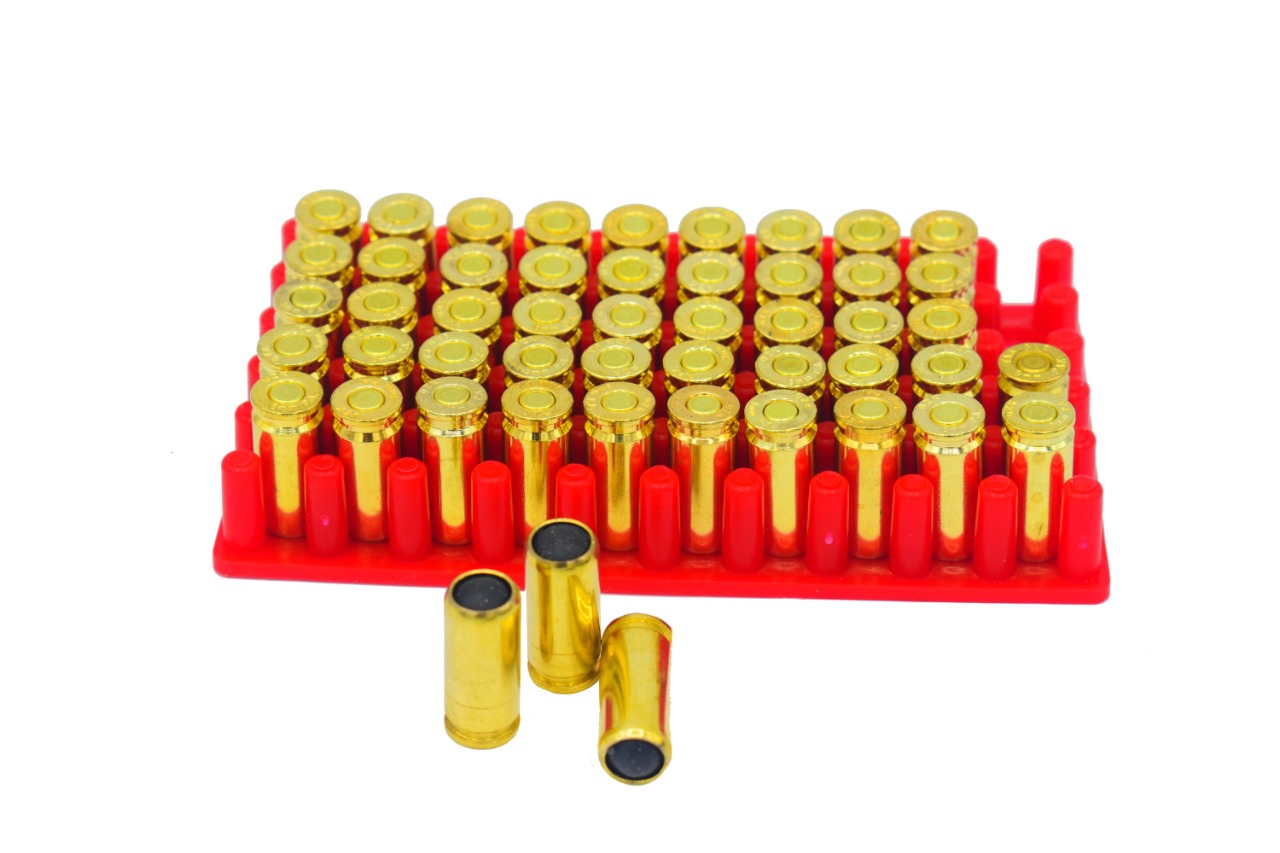 Cartuchos y balas para armas traumáticas. Foto de stock 2069243507